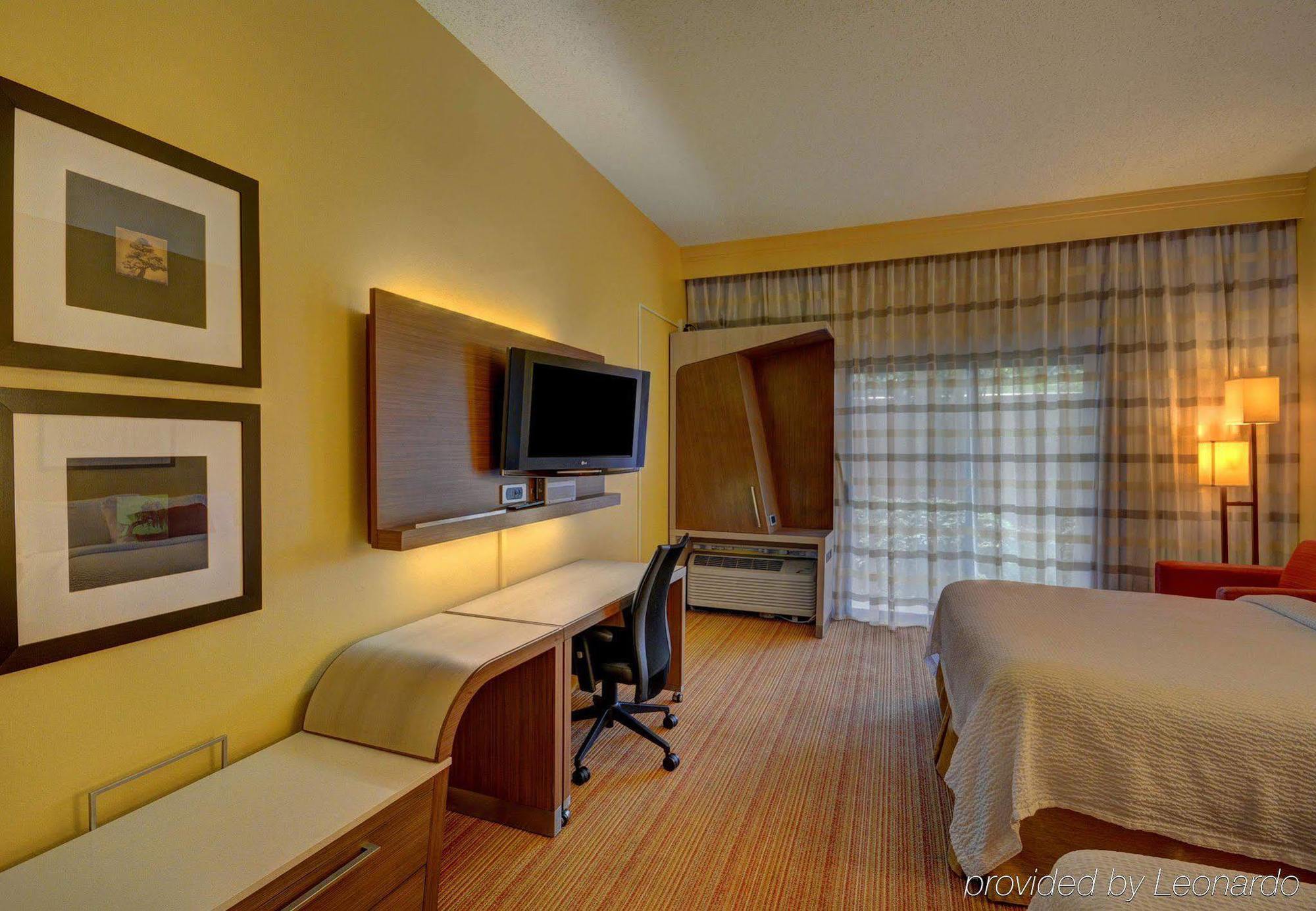 Courtyard Lafayette Airport Hotel Екстериор снимка